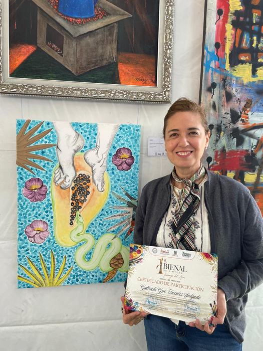 Recepción del diploma de Gaby Fuentes